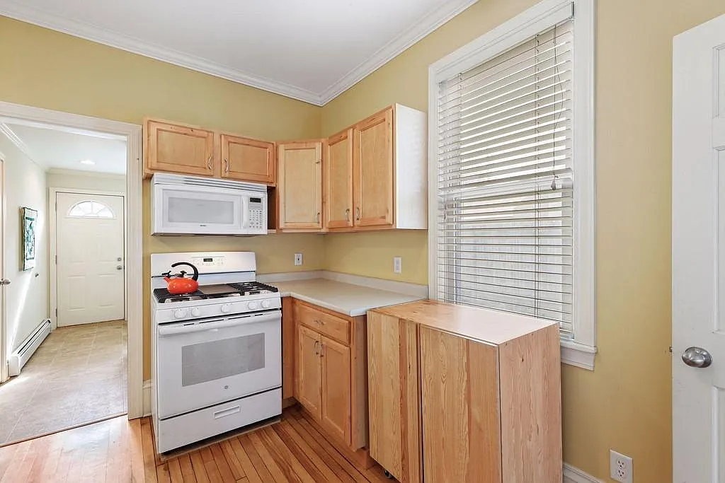 6 bed, 4319 sqft, $3,000 — Photo 4