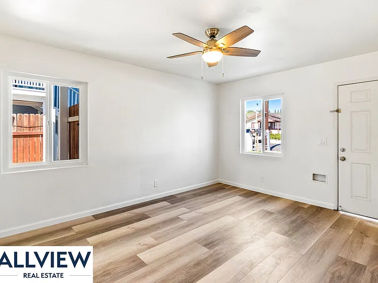 452 South Shaffer Street — Photo 3