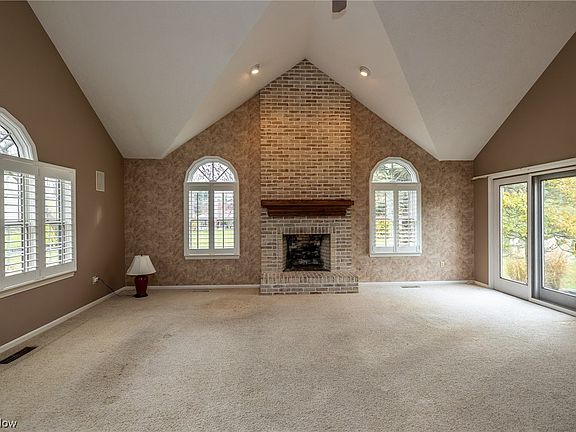 5th image of 39481 Evergreen Dr