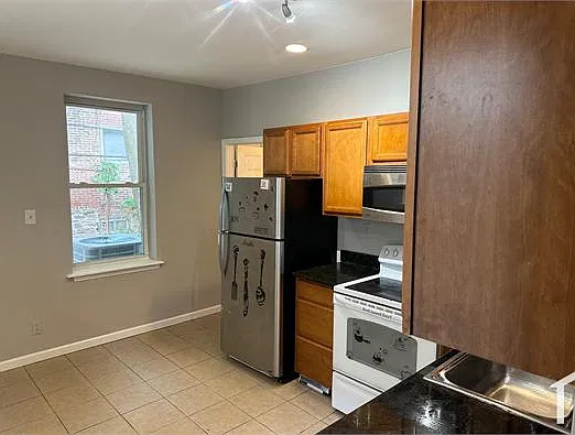 5 bed, 2900 sqft, $2,800 — Photo 2