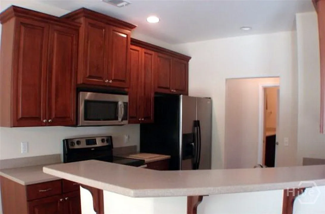 4 bed, 2.0 bath, 1916 sqft, $2,600 — Photo 4