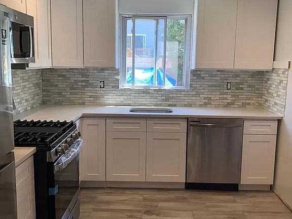 2nd image of 256 Moreland St