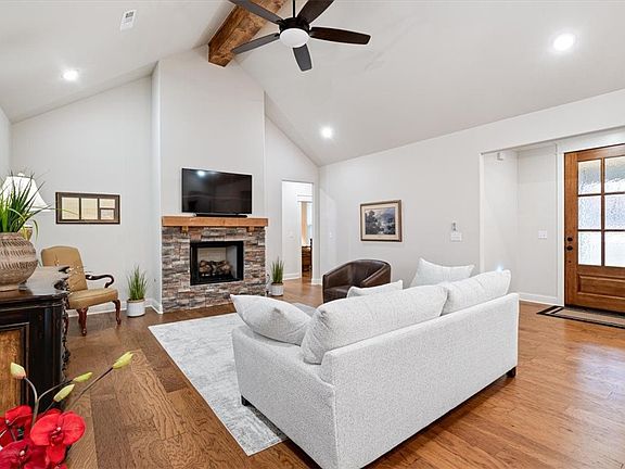 4th image of 8 Seven Oaks Ln
