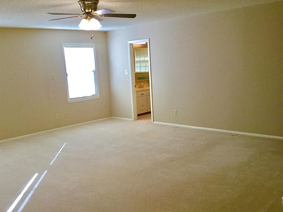 5th image of 302 Sandalwood Ln