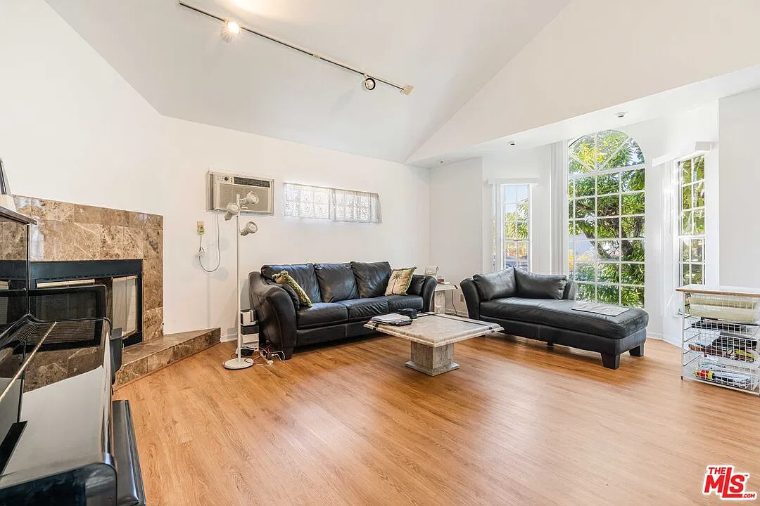 3 bed, 2.0 bath, 1432 sqft, $5,600 — Photo 2