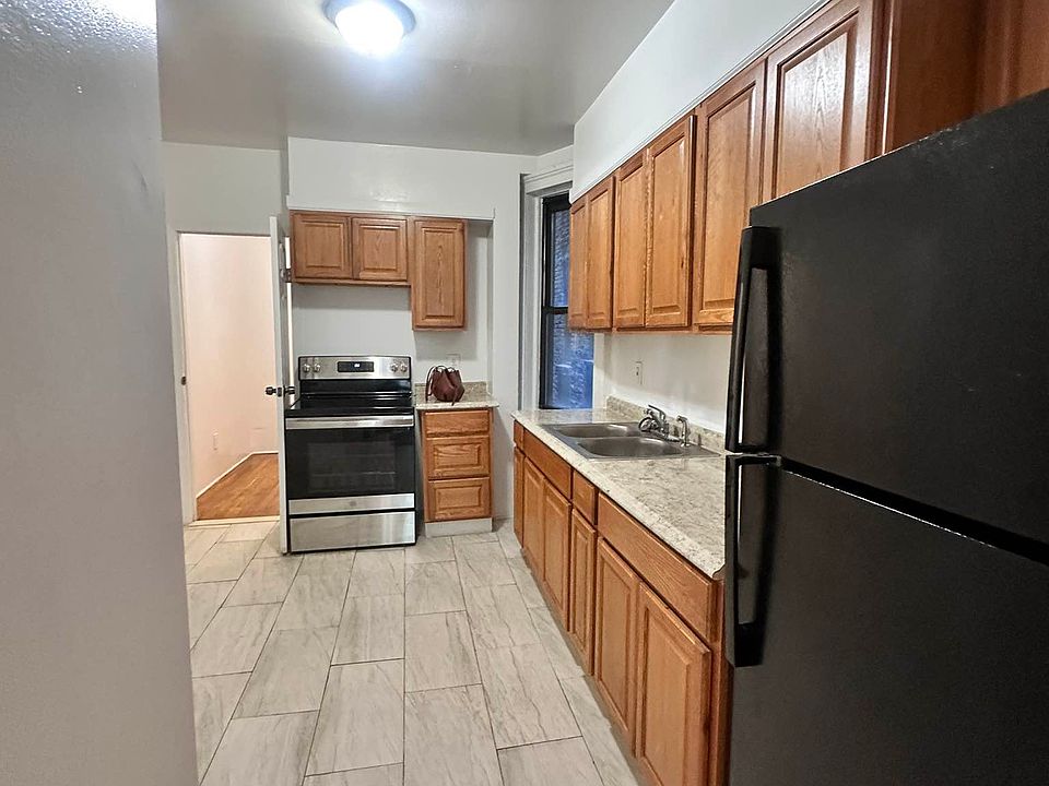 2nd image of 435 W 46th St APT 2RW
