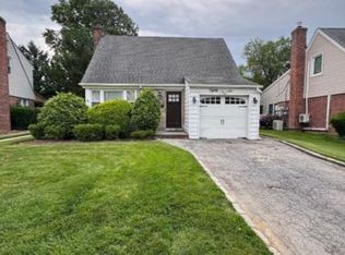86 Devonshire Dr, New Hyde Park, NY 11040