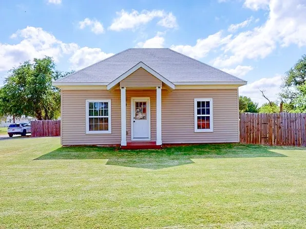 121 S Krouth St, Mooreland, OK 73852