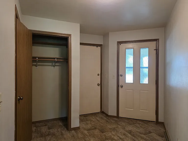 1600 E Tracia Ln — Photo 4