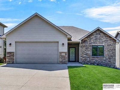 10611 Hillcrest Dr, La Vista, NE, 68128