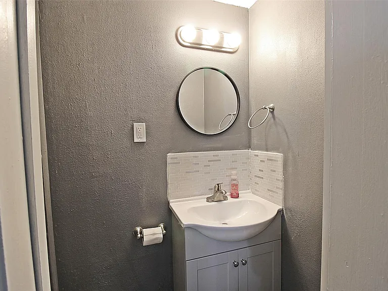 7509 Elm St — Photo 11