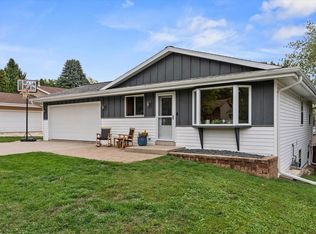 821 Kings Ridge Ct E, West Bend, WI 53090