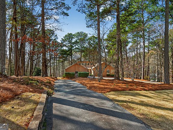 2nd image of 2005 Foxcroft Dr