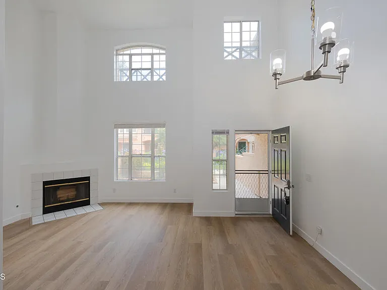 1311 Oyster Pl — Photo 4