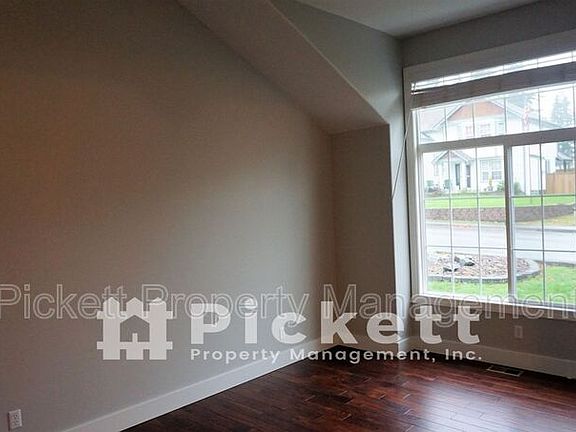 5th image of 2037 NE Gustaf St