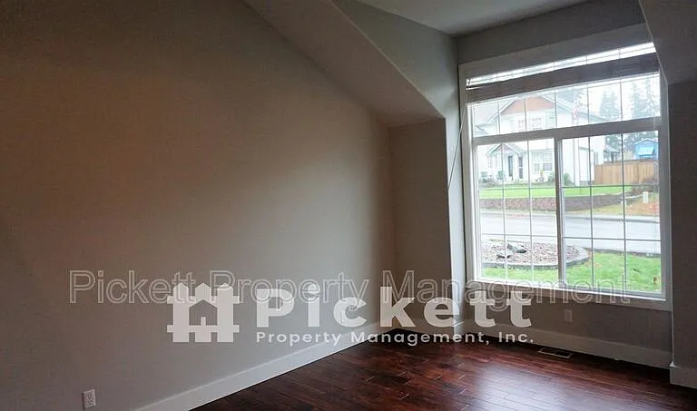 2037 NE Gustaf St — Photo 5