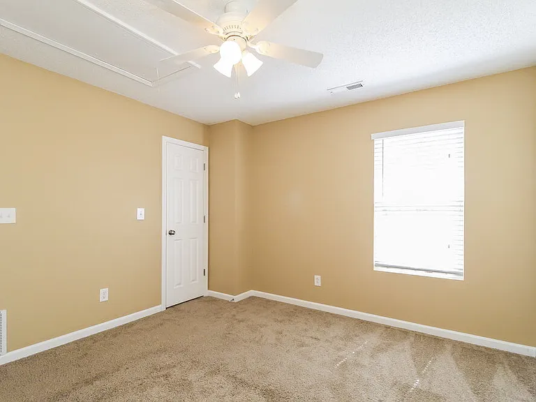300 Creekview Dr — Photo 16