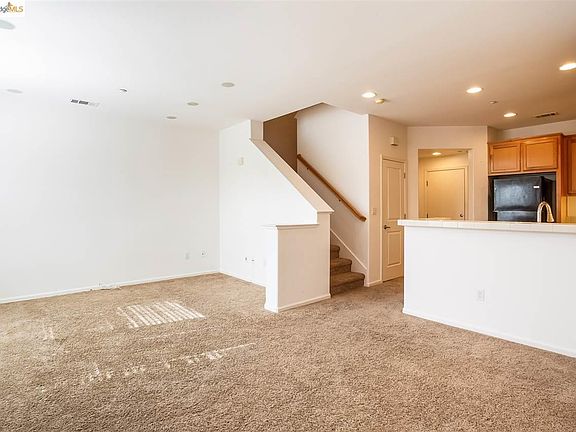 4th image of 212 Carmel St