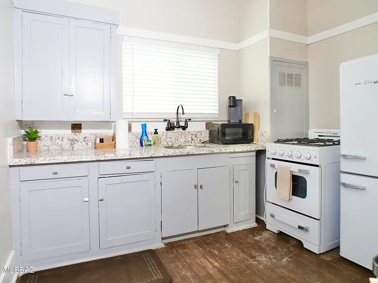 12 E University Blvd #14 — Photo 7