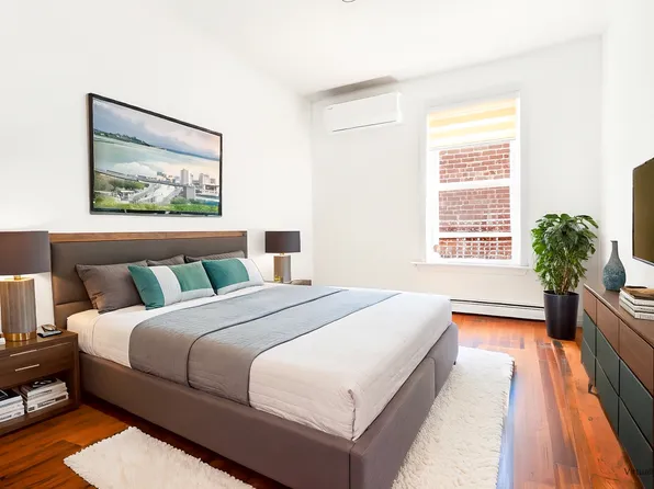 726 Manor Court image 3 of 29