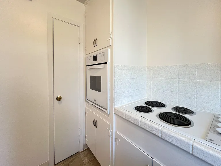 554 Walnut St #5 — Photo 12