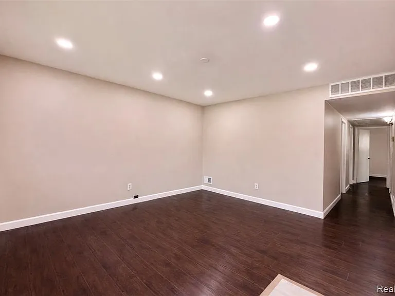 17245 Ivanhoe St — Photo 2