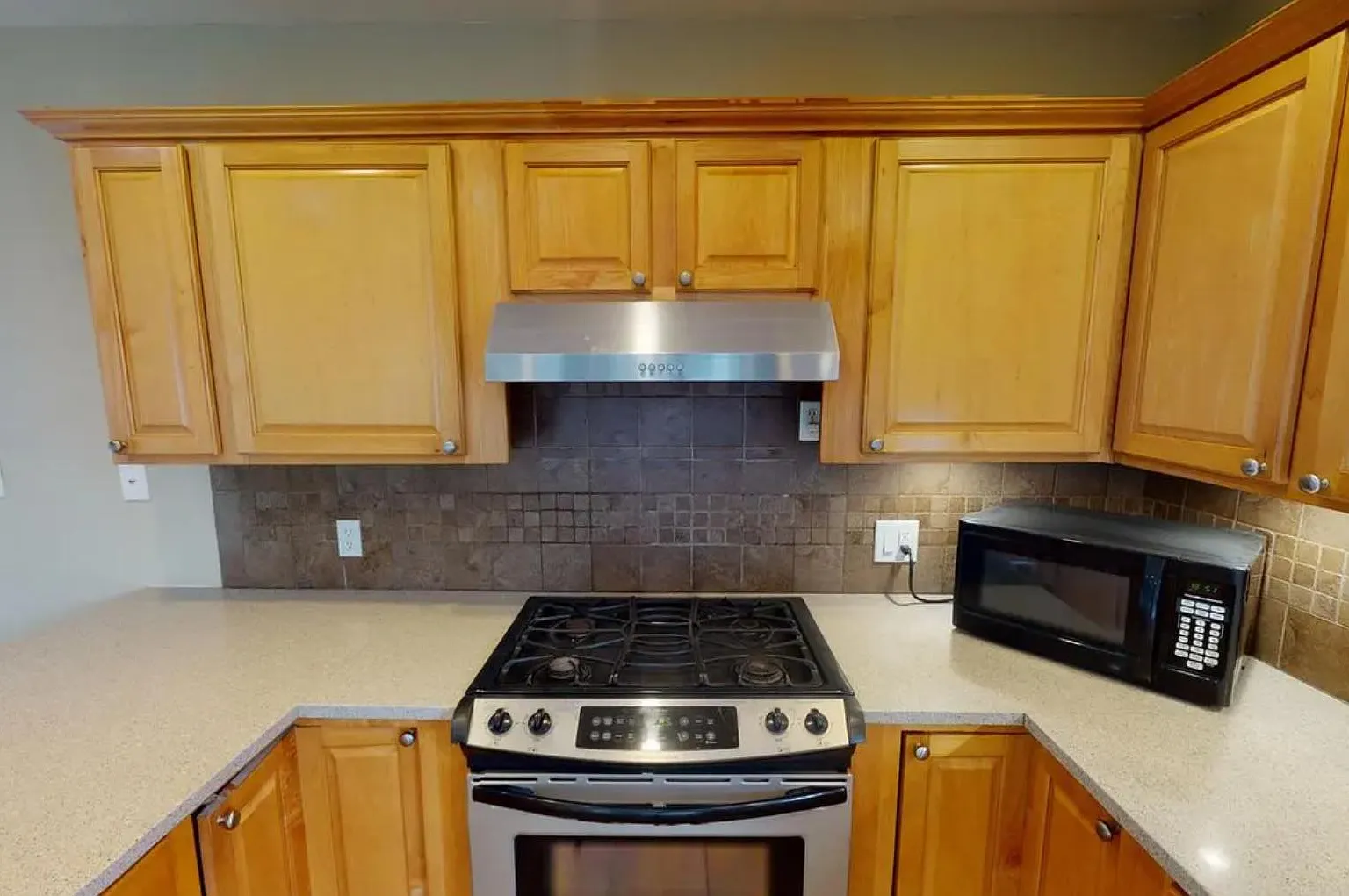 4 bed, 2.0 bath, 2500 sqft, $1,252 — Photo 4