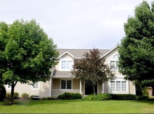 N51W17144 Maple Crest Ln, Menomonee Falls, WI 53051