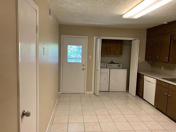 3rd image of 210 Yale Cir
