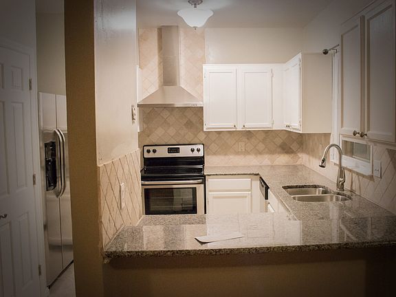 Kitchen with Breakfast Bar