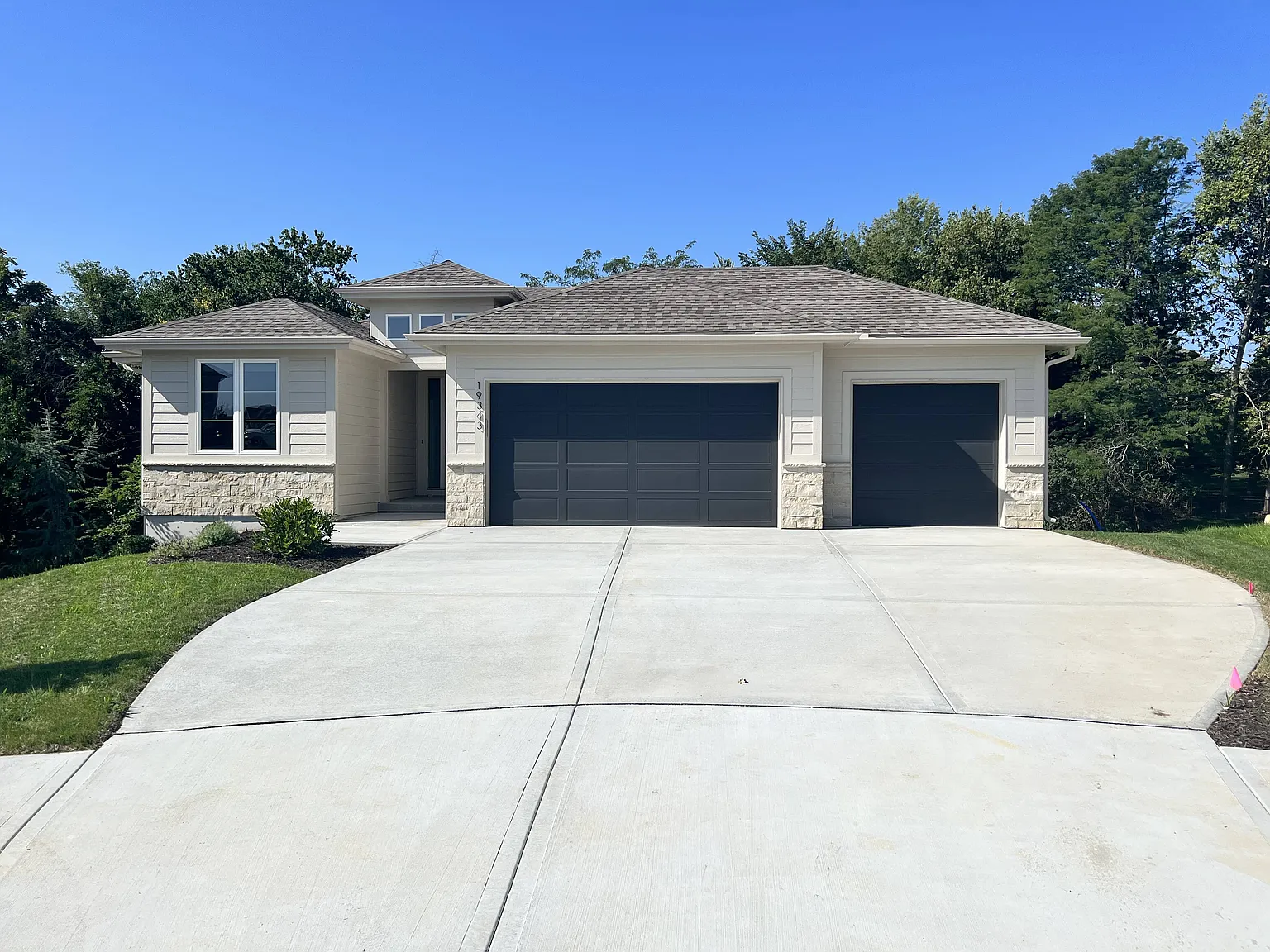 4 bed, 2370 sqft, $4,200 — Photo 1