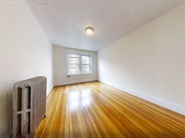 524 Cambridge St — Photo 3