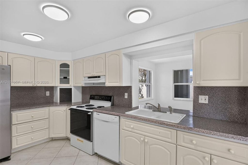 341 NW 25th Ct, photo 7