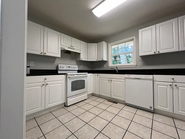 323 E Berkeley St — Photo 5