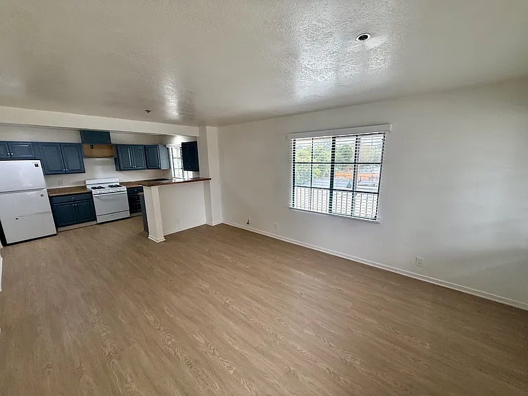 910 E Haley St #D — Photo 1