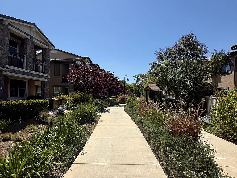 506 Moonlight Dr — Photo 7