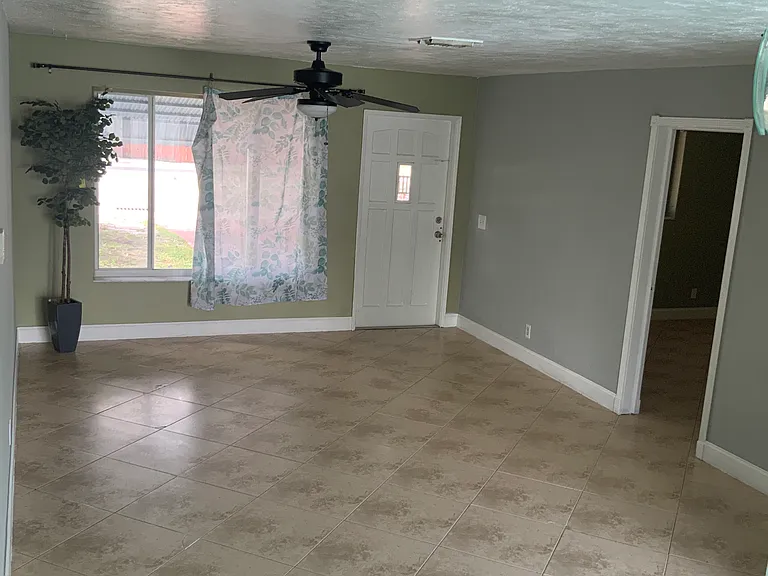 4220 NE 3rd Ave — Photo 6