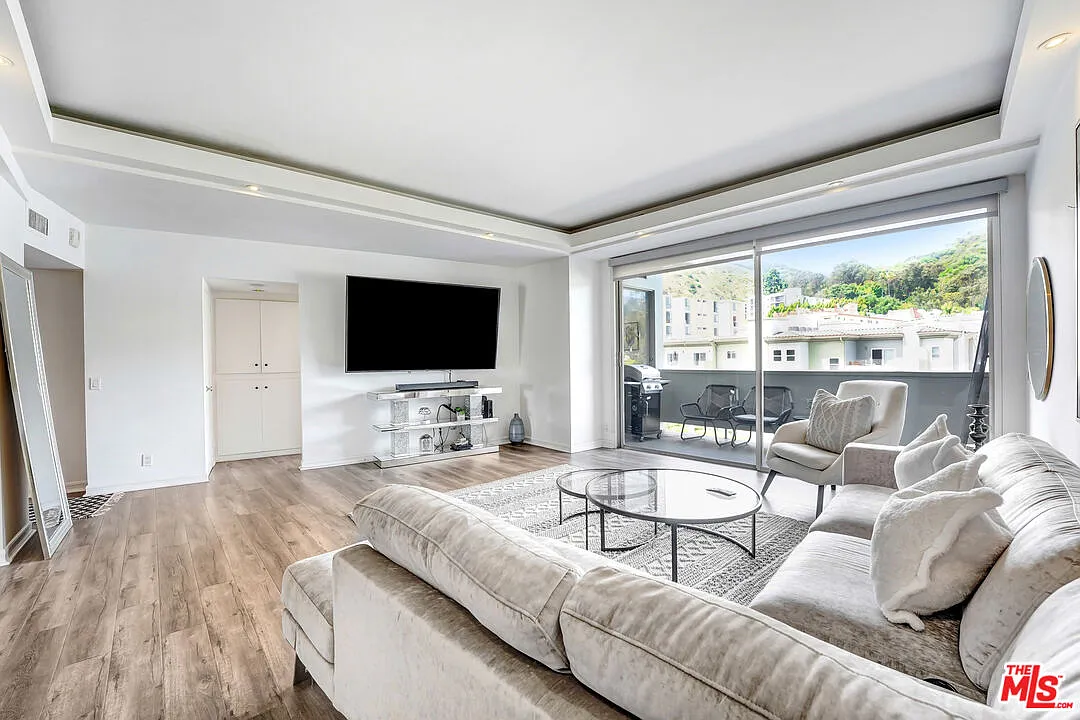 1 bed, 1.5 bath, 998 sqft, $4,200 — Photo 3