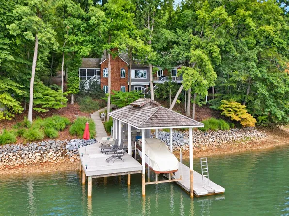 870 Oakshire Ln, Wirtz, VA 24184
