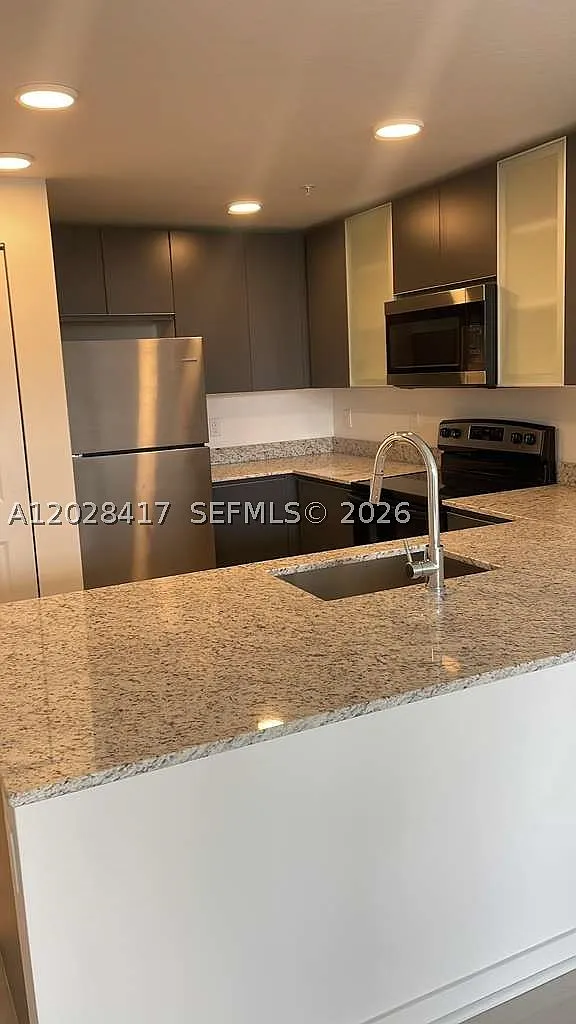 1 bed, 1.5 bath, 825 sqft, $1,700 — Photo 1