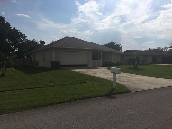 3rd image of 818 SE Carnival Ave