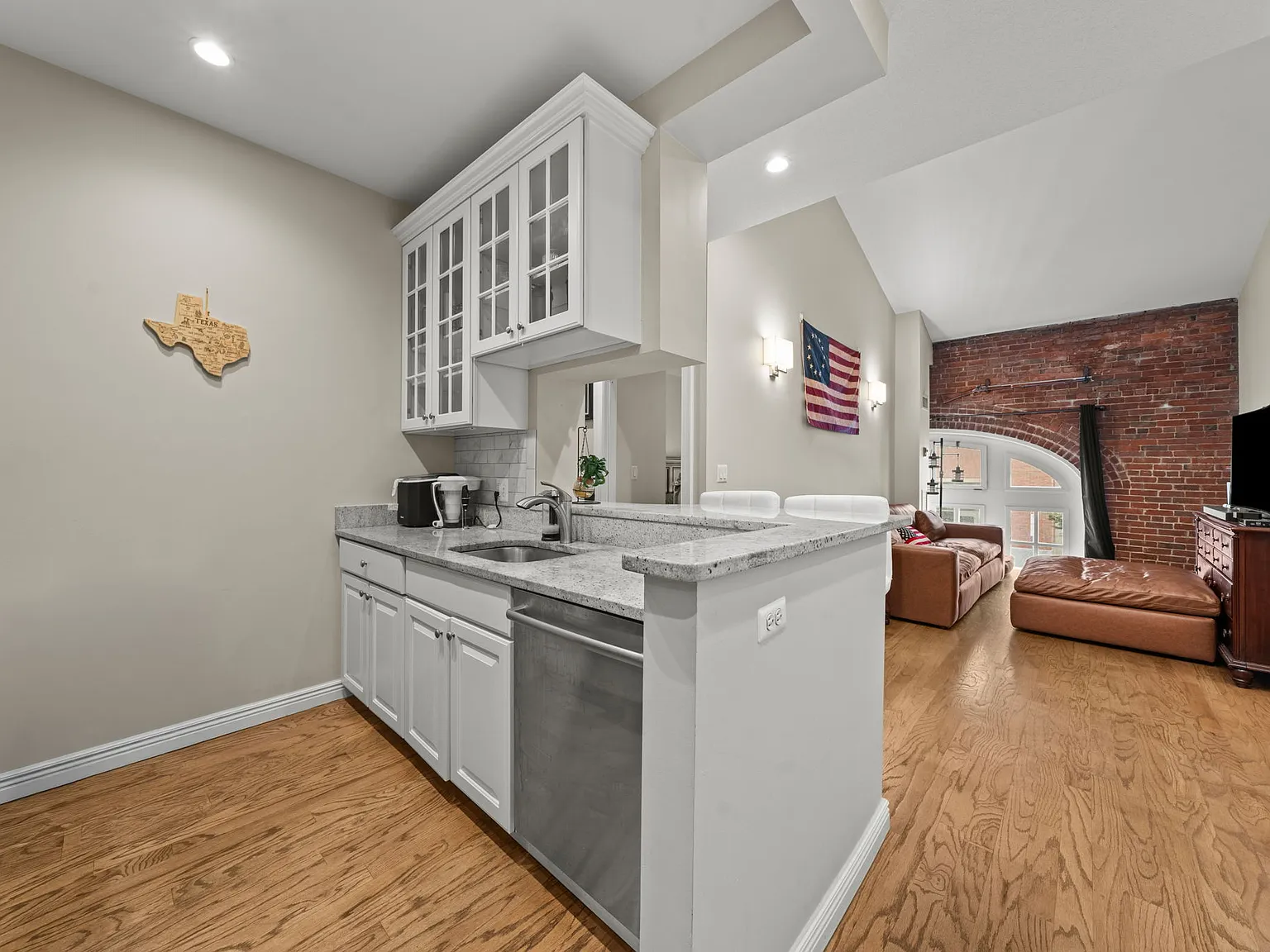 2 bed, 766 sqft, $3,600 — Photo 2