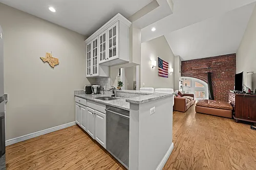 106 13th St #212 Photo 1