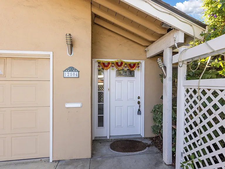 12504 Saratoga Ave — Photo 26