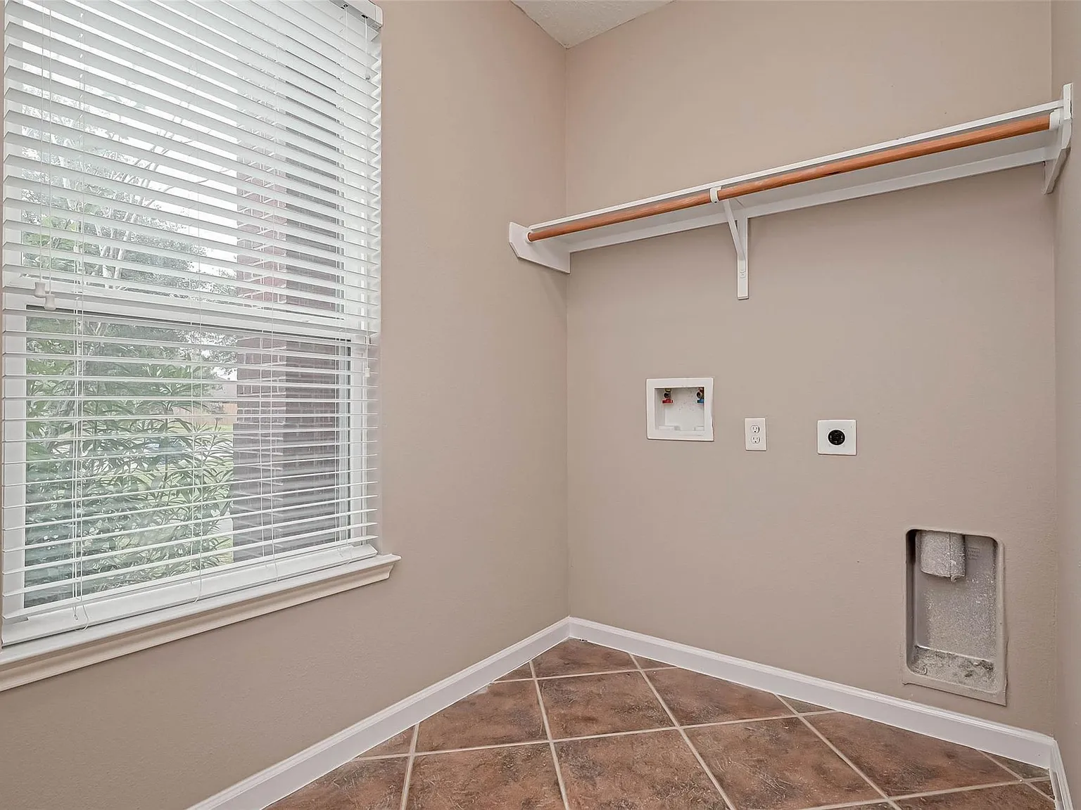 4 bed, 2.5 bath, 3544 sqft, $2,500 — Photo 4