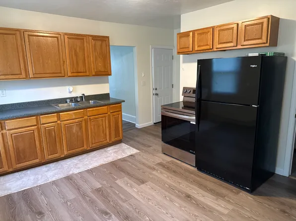 563 Willow St APT 3R, Woonsocket, RI 02895