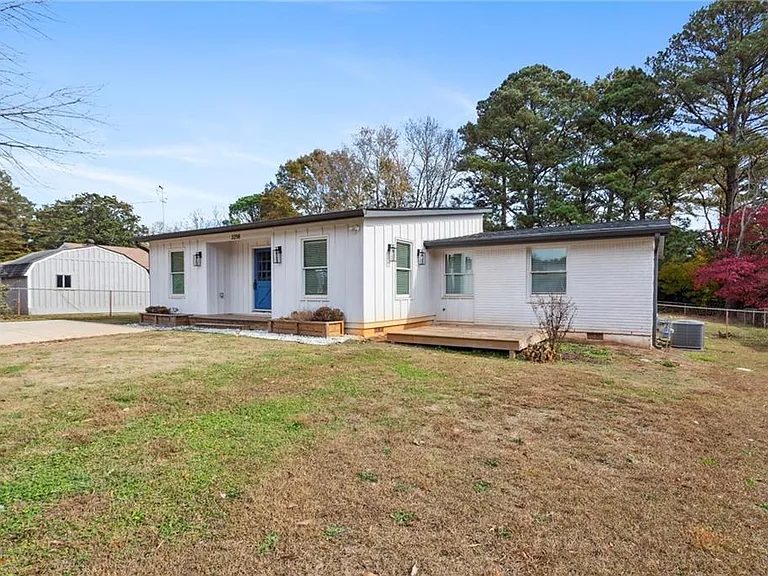3258 Highland Dr SE — Photo 3