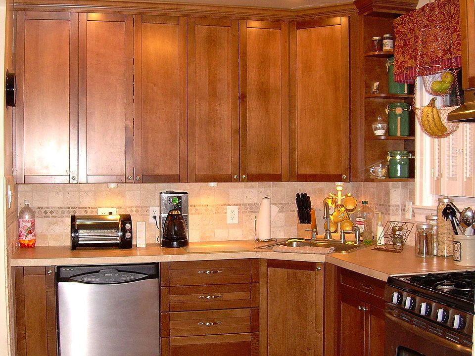 kitchen w/SS appliances