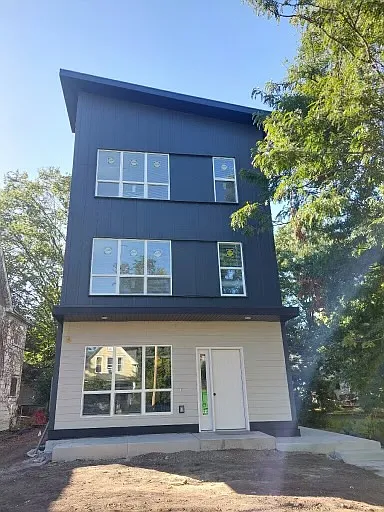 Building Photo - 620 Erie St SE #2