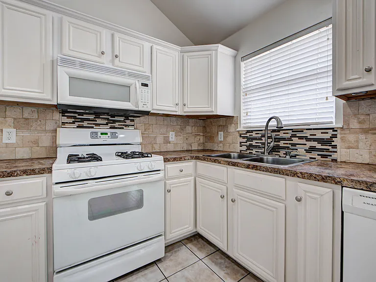 608 Cavecreek St — Photo 18